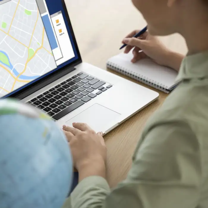 travel-agent-offering-trip-planning-clients.jpg