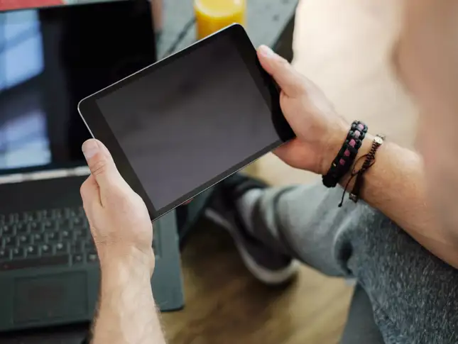lifestyle-man-home-with-tablet.jpg